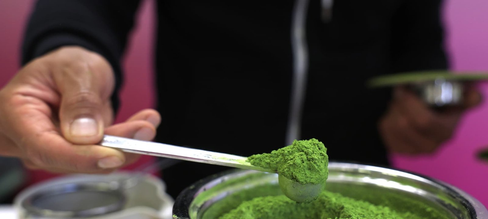 Global matcha shortage drives prices up 170% and forces shops to ration supply - Imagem do artigo