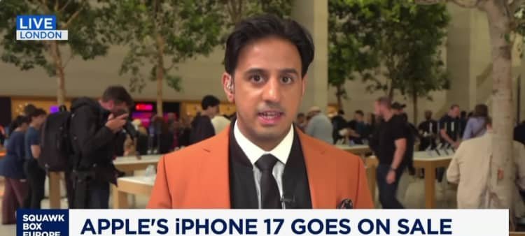 iPhone 17 hits stores worldwide as Apple battles AI doubts and Chinese rivals - Imagem do artigo original