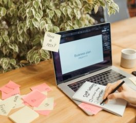 Minneapolis demonstrations swell after fatal shooting; winter storm batters Eastern U.S.