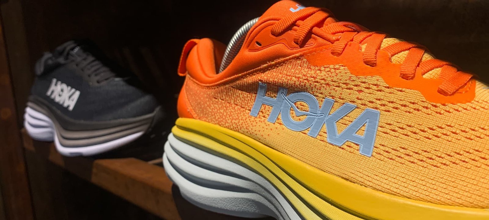 Deckers Shares Slide as Tariff-Related Guidance Cut Clouds Growth for Hoka and Ugg - Imagem do artigo