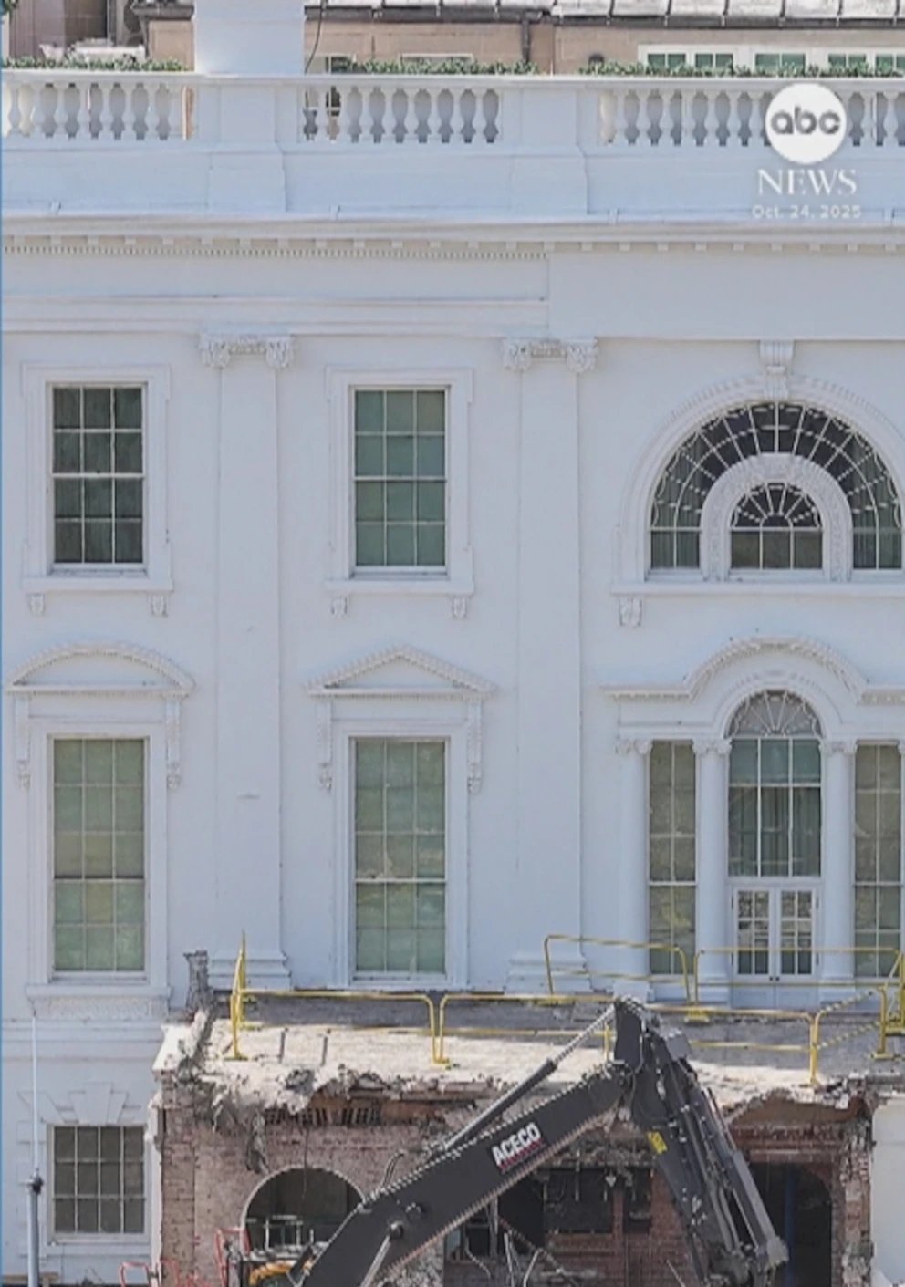 Officials: Trump Considering Putting His Name on White House Ballroom - Imagem do artigo