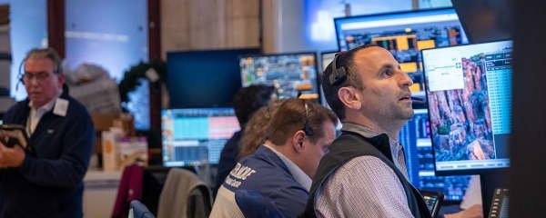 Wall Street Logs Second Weekly Gain as Softer Inflation and Strong Earnings Lift Indexes to Records - Imagem do artigo original
