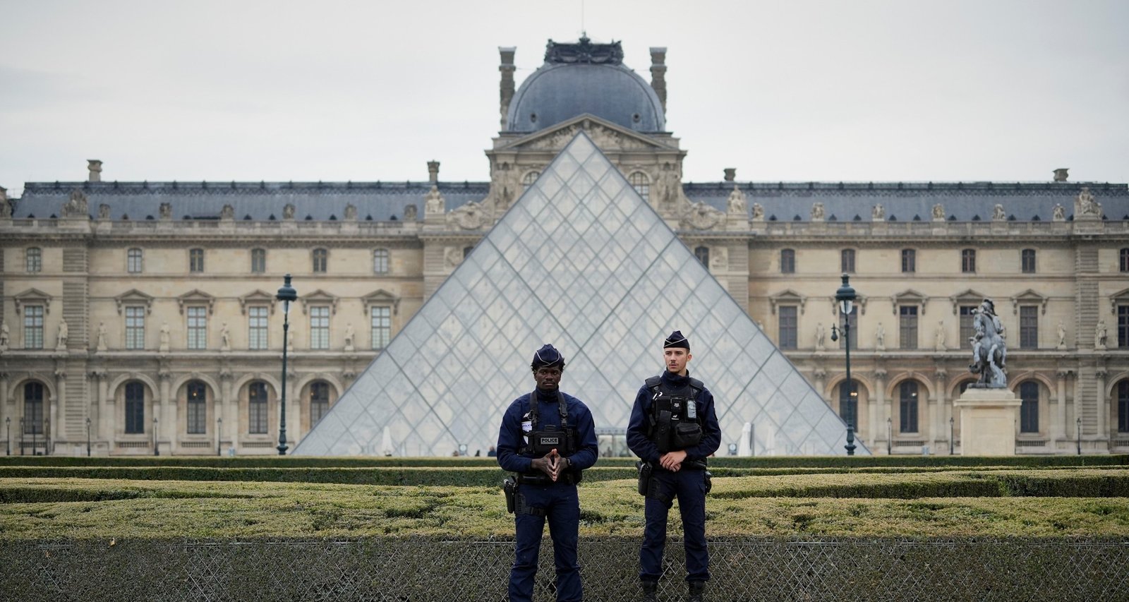 French Police Detain Two Suspects in $102 Million Louvre Jewel Theft - Imagem do artigo original