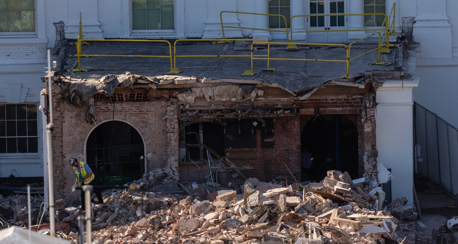 Lawmakers and Health Advocates Press for Proof of Asbestos Compliance in White House East Wing Demolition - Imagem do artigo original