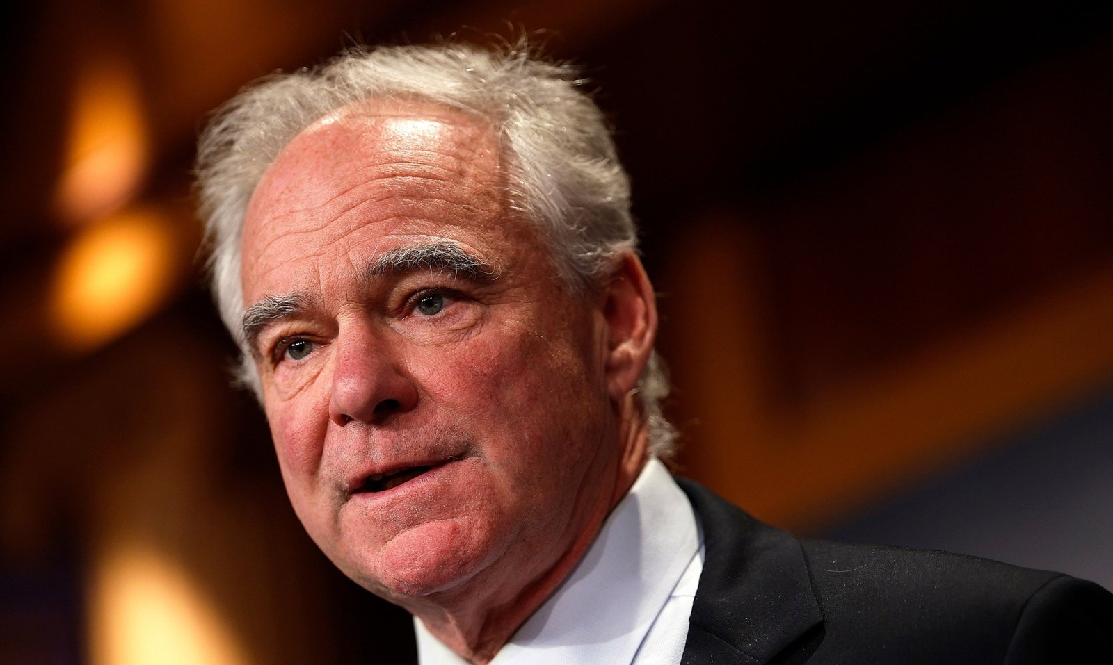 Kaine Urges Budget Talks as 33-Day Shutdown Deepens Disruptions - Imagem do artigo original