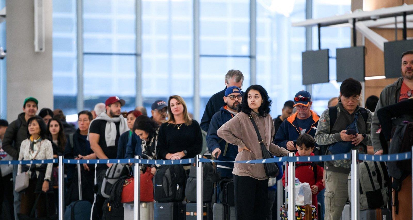 Transportation Secretary Warns Partial Airspace Closures if Federal Shutdown Continues - Imagem do artigo original