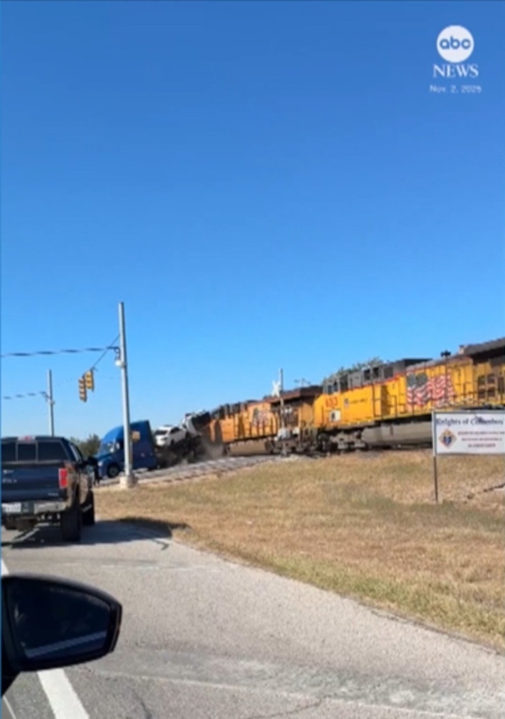 Video Train slams into semi-trailer stuck on tracks in Texas - Imagem do artigo original