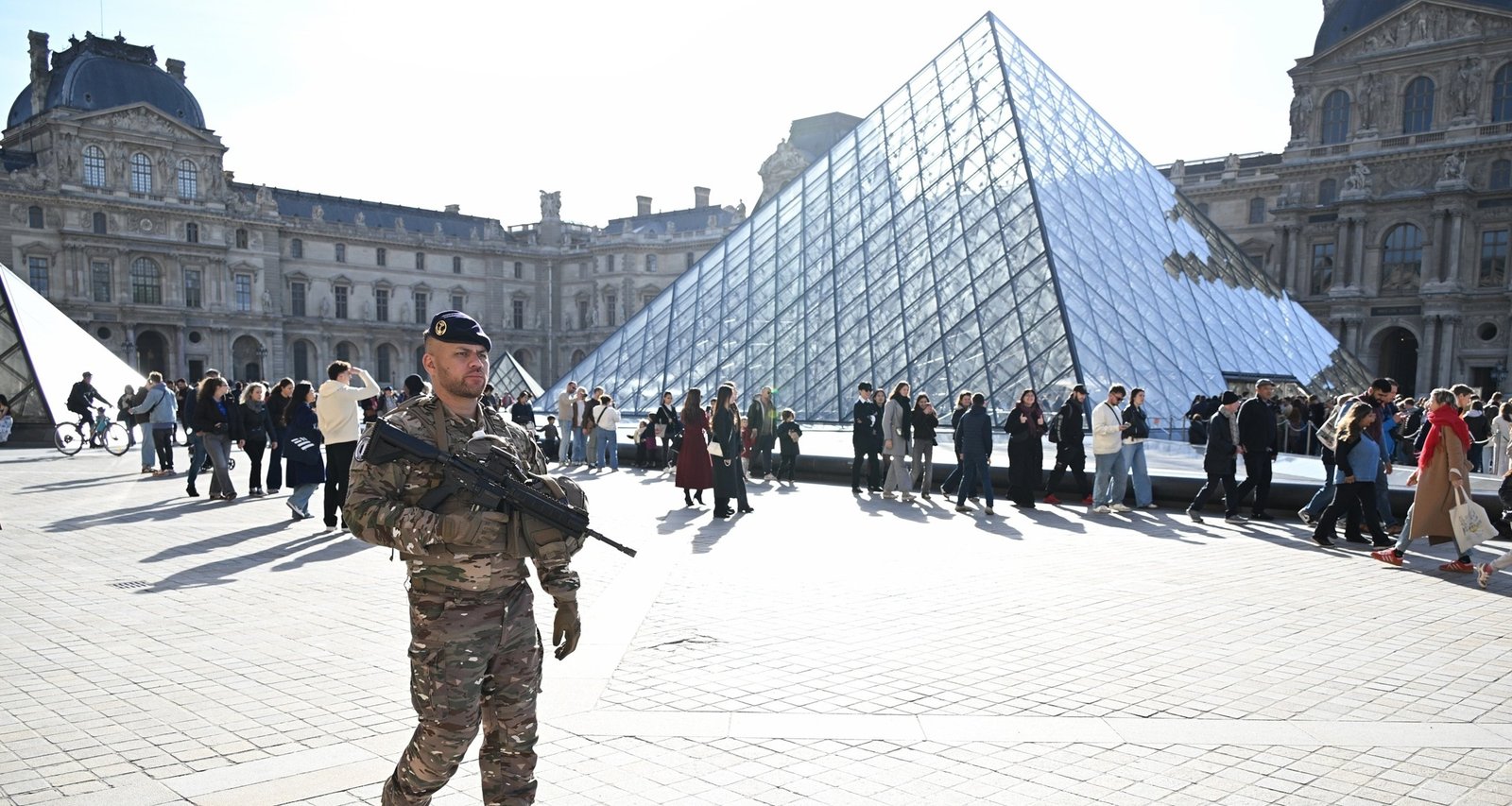 Simple Password and Limited Cameras Exposed in $102 Million Louvre Jewel Heist - Imagem do artigo original