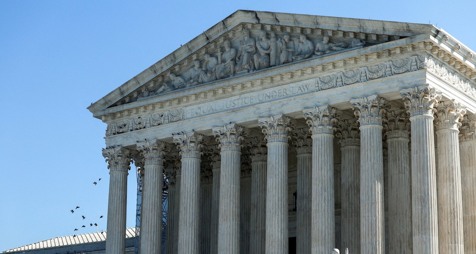 Supreme Court Questions Scope of Presidential Tariff Powers, Signals Possible Middle Ground - Imagem do artigo original