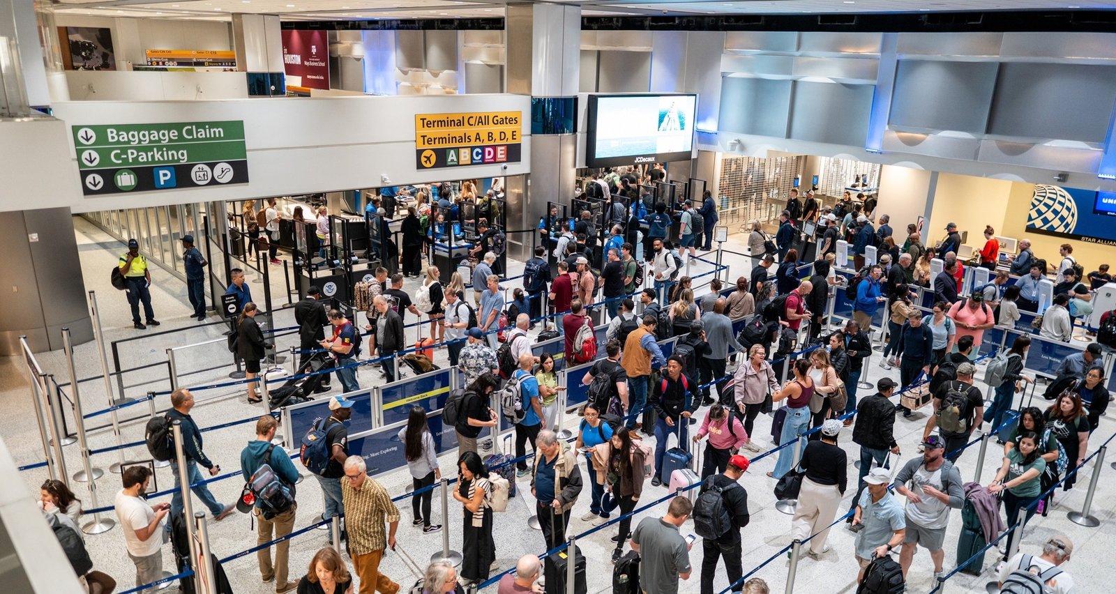 U.S. Airlines Cut Hundreds of Flights as FAA Imposes Shutdown-Related Capacity Limits - Imagem do artigo original