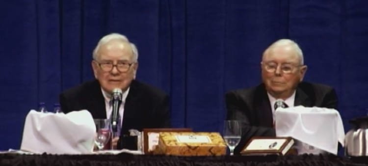 Berkshire Shares Advance While Market Slips; Record Cash Pile and Potential Buffett Farewell in Focus - Imagem do artigo original