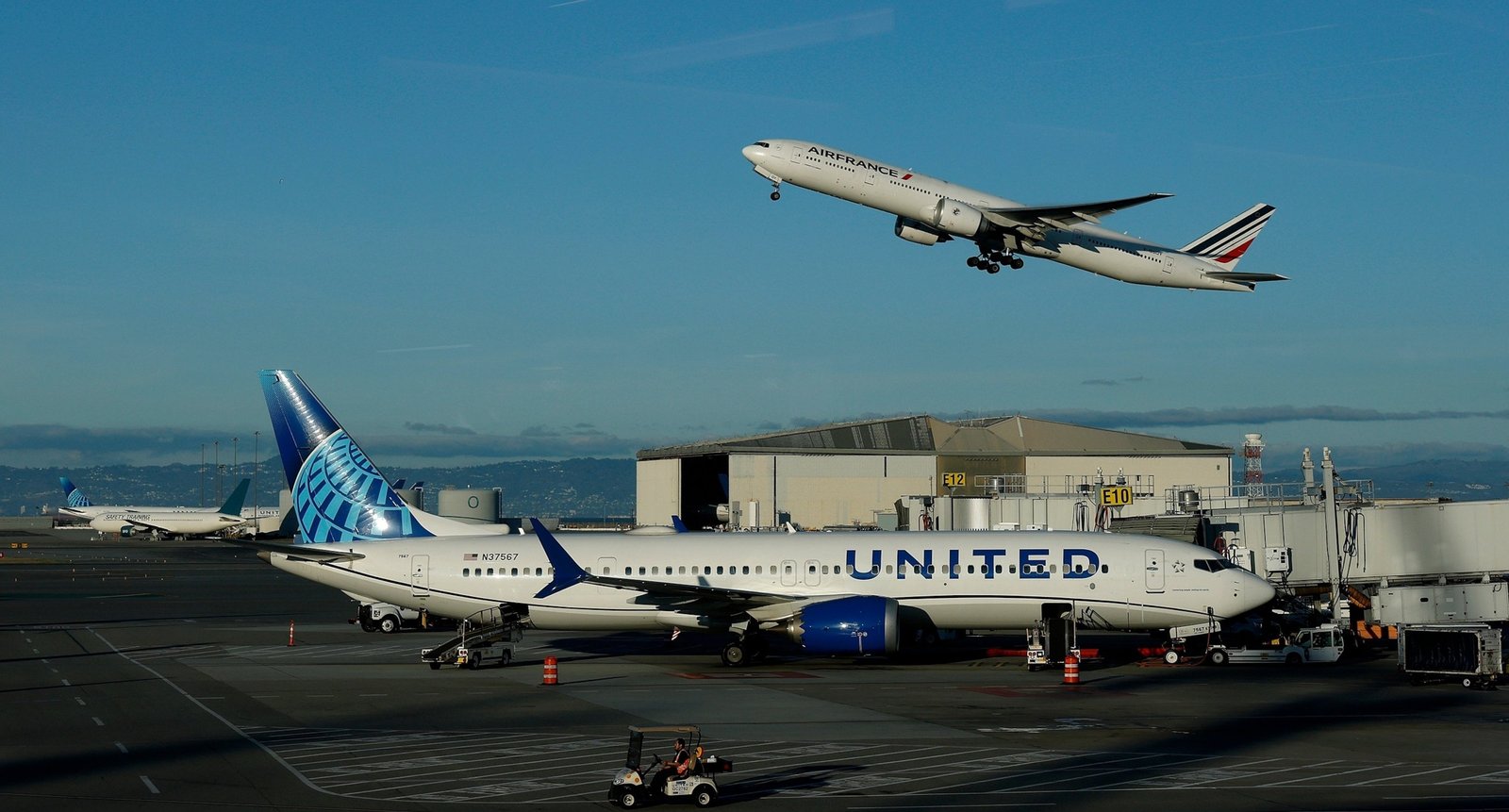 Flight Cancellations Top 700 as FAA Maintains Capacity Limits During Shutdown - Imagem do artigo original