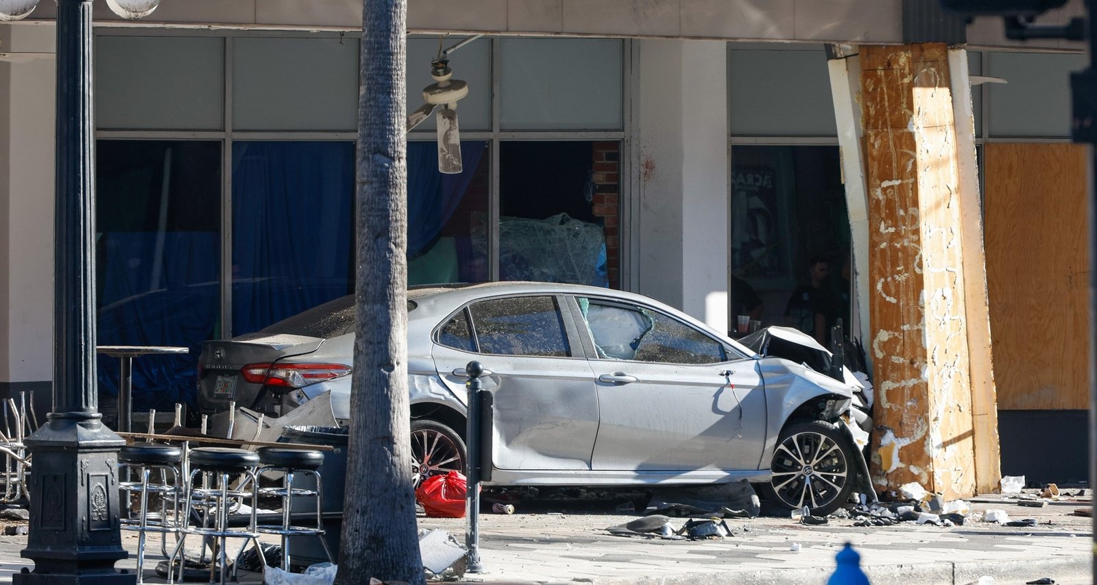 Four Killed, 11 Hurt After High-Speed Pursuit Ends in Tampa Pedestrian Crash - Imagem do artigo original