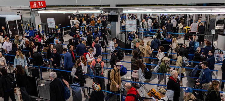 FAA Orders Escalating Flight Reductions as Government Shutdown Extends - Imagem do artigo original