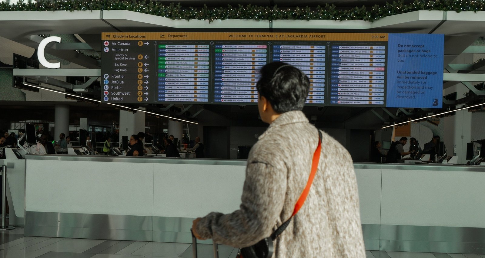 U.S. Flight Cancellations Exceed 1,100 on Sunday as Government Shutdown Strains Air Traffic System - Imagem do artigo original