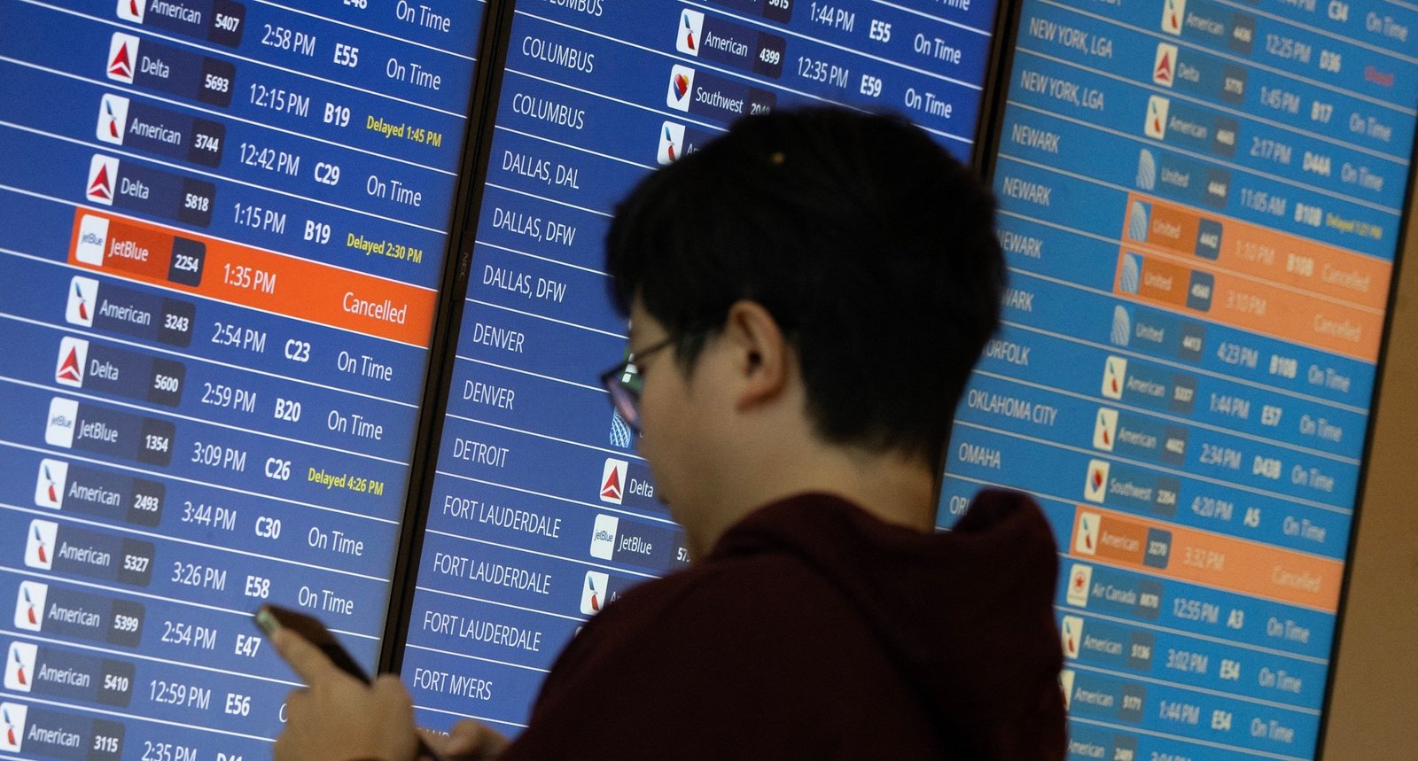 Flight Cancellations Exceed 1,100 Early Tuesday as FAA Capacity Limits Persist - Imagem do artigo original