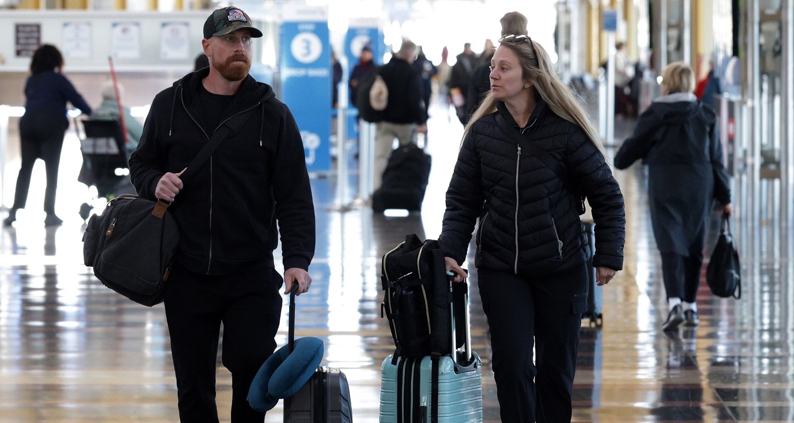 Early Morning Disruptions Cancel Over 850 U.S. Flights as Shutdown Strains Aviation System - Imagem do artigo original