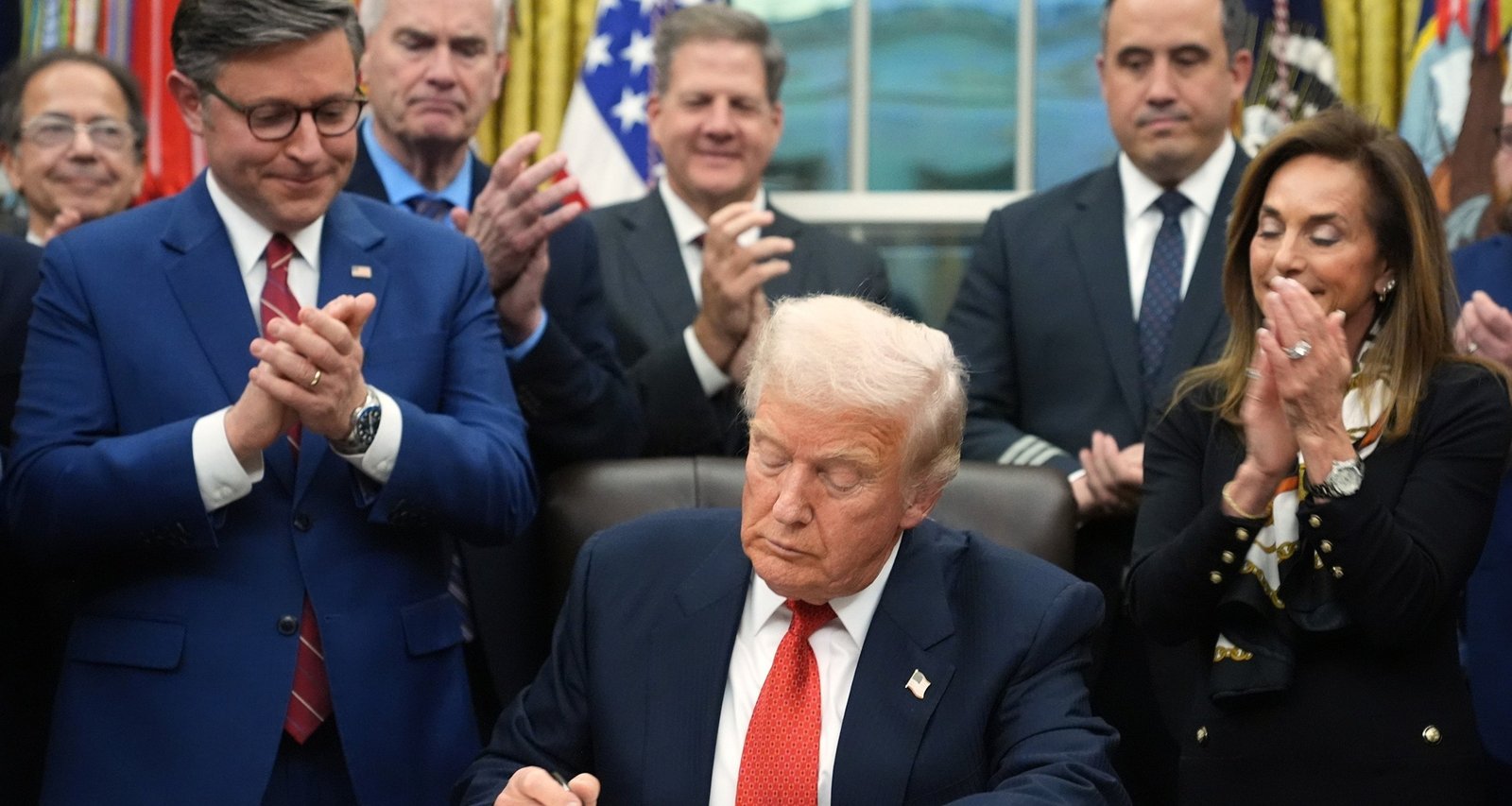 Trump Signs Bill Ending Seven-Week Shutdown, Continues to Fault Democrats - Imagem do artigo original