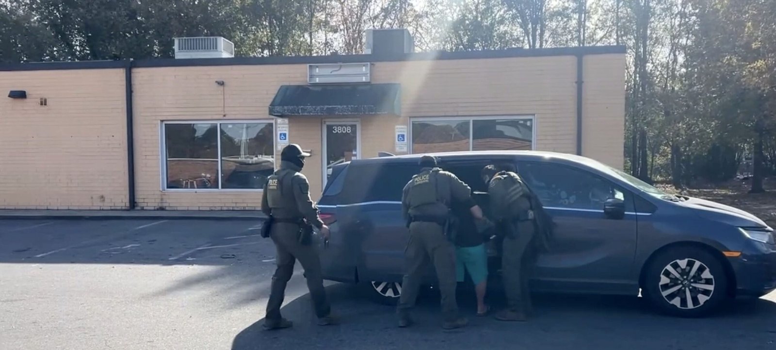 Federal Agents Conduct Immigration Sweeps in Charlotte Amid Local Pushback - Imagem do artigo original