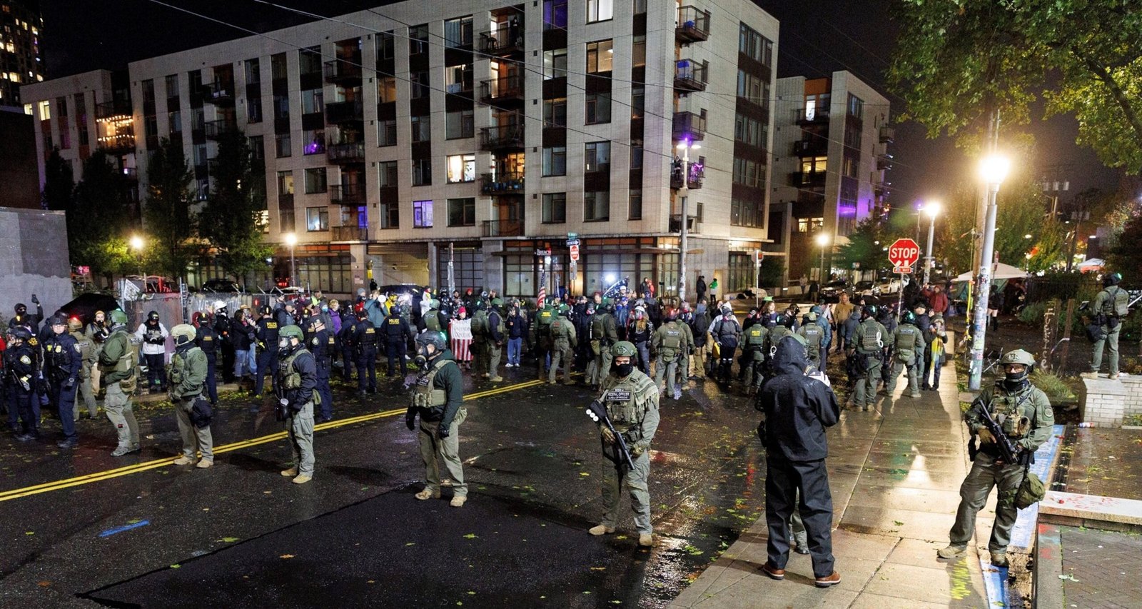 Trump Administration Requests Stay on Court Order Halting National Guard Presence in Oregon - Imagem do artigo original