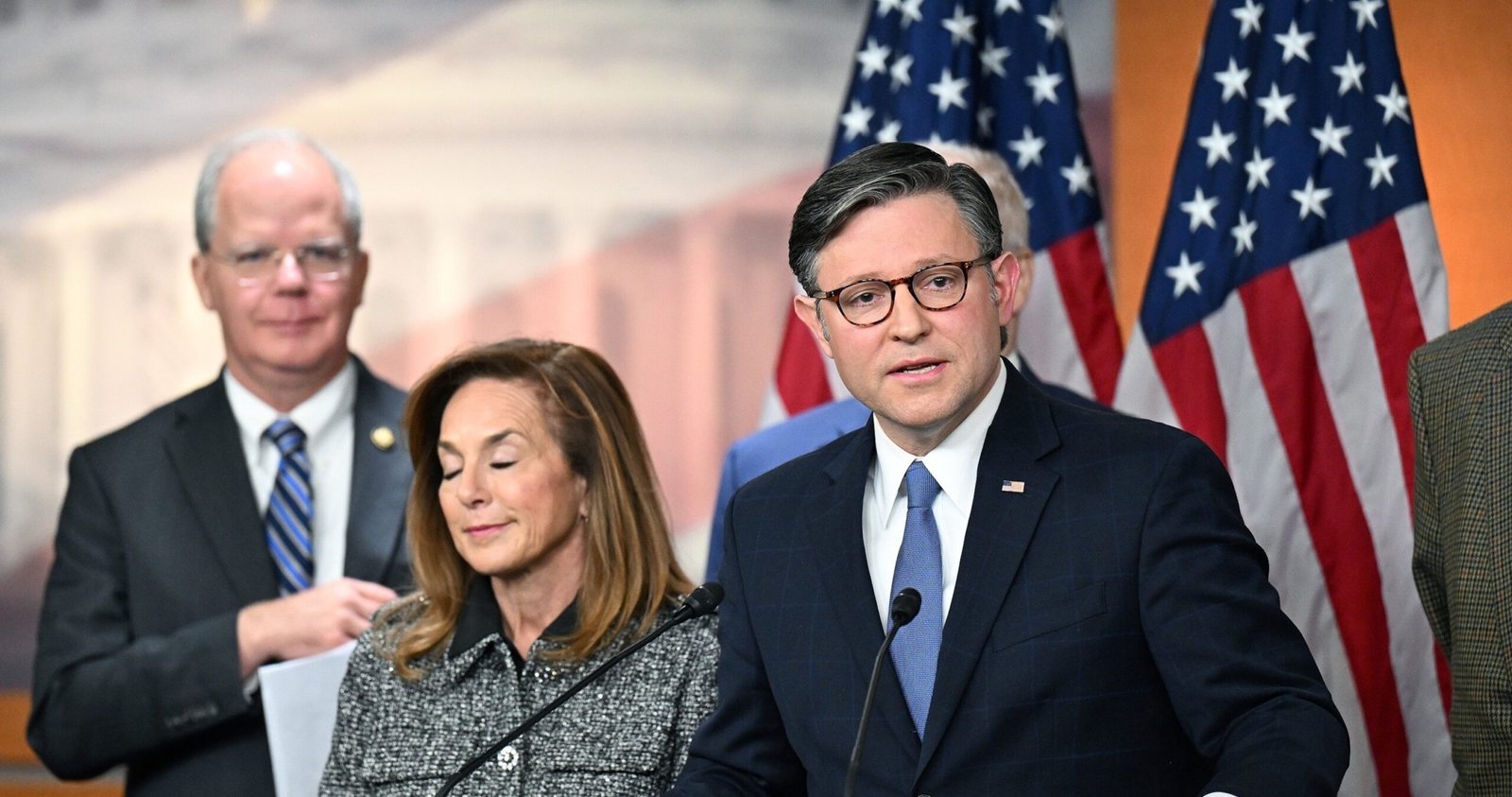 Speaker Johnson Now Backs Bill Requiring Release of Epstein Case Records - Imagem do artigo original