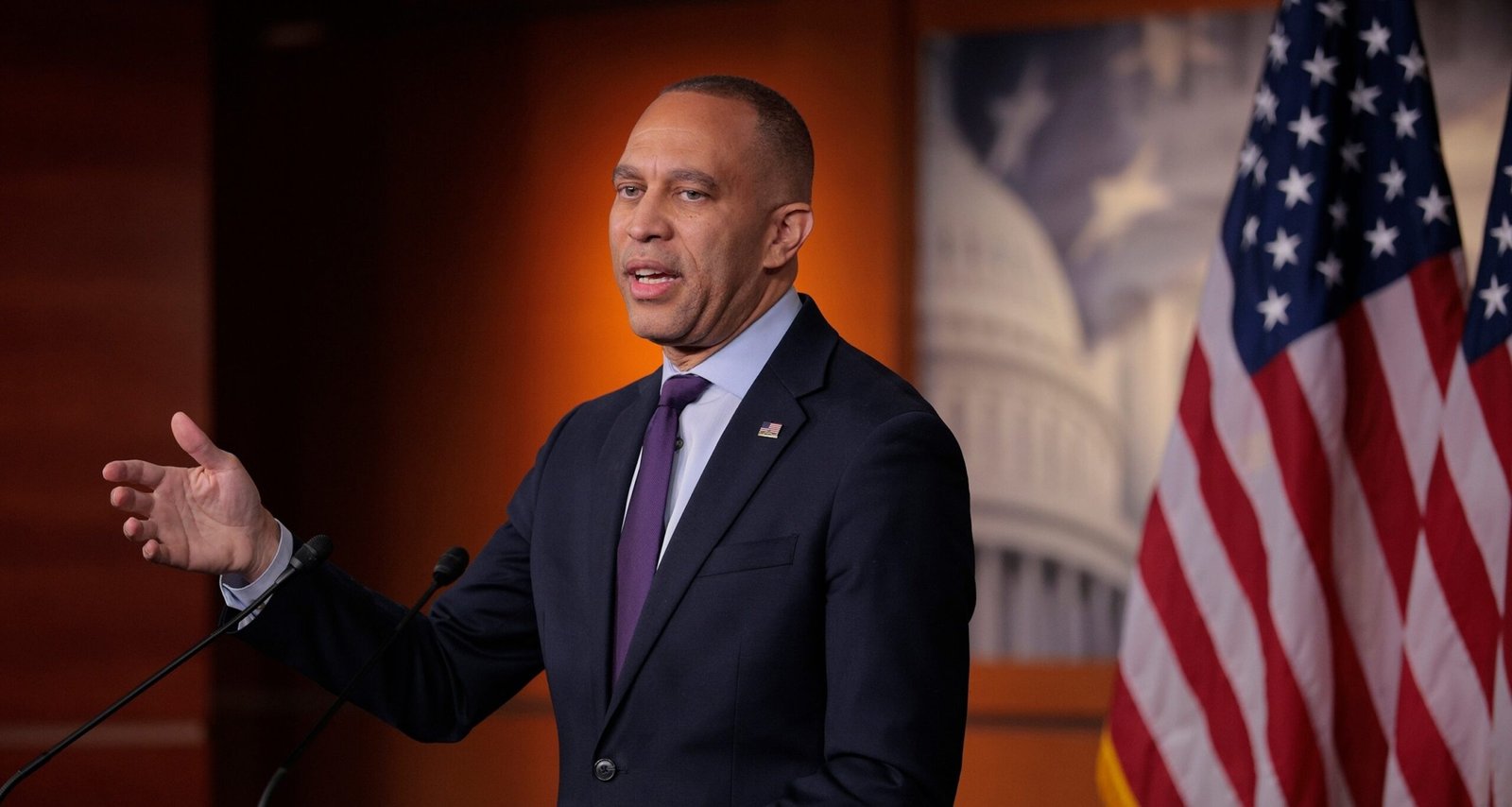 Jeffries Rejects Claim He Sought Campaign Cash From Jeffrey Epstein - Imagem do artigo original