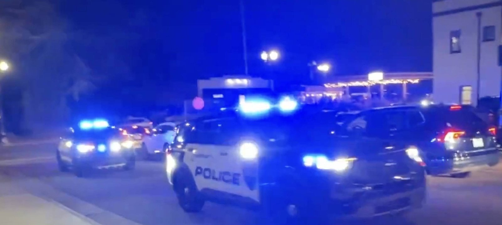 Four People Wounded as Gunfire Disrupts Holiday Tree Lighting in Concord, North Carolina - Imagem do artigo original