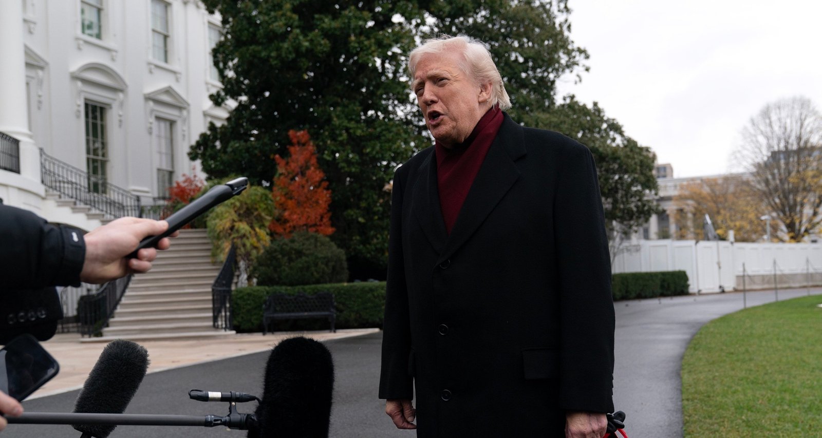 Supreme Court Examines Trump Tariffs as President Anticipates Sharp Rise in Customs Revenue - Imagem do artigo original