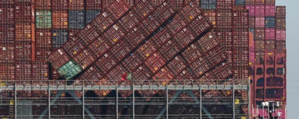 Los Angeles Port Chief Reports No Federal Contact as Containership Fire Burns Offshore - Imagem do artigo original