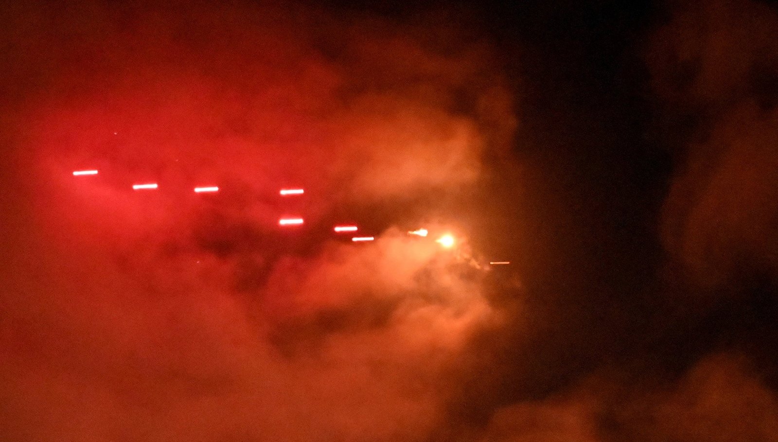 Russian Missile Barrage Strikes Kyiv, Disrupts Power and Water - Imagem do artigo original