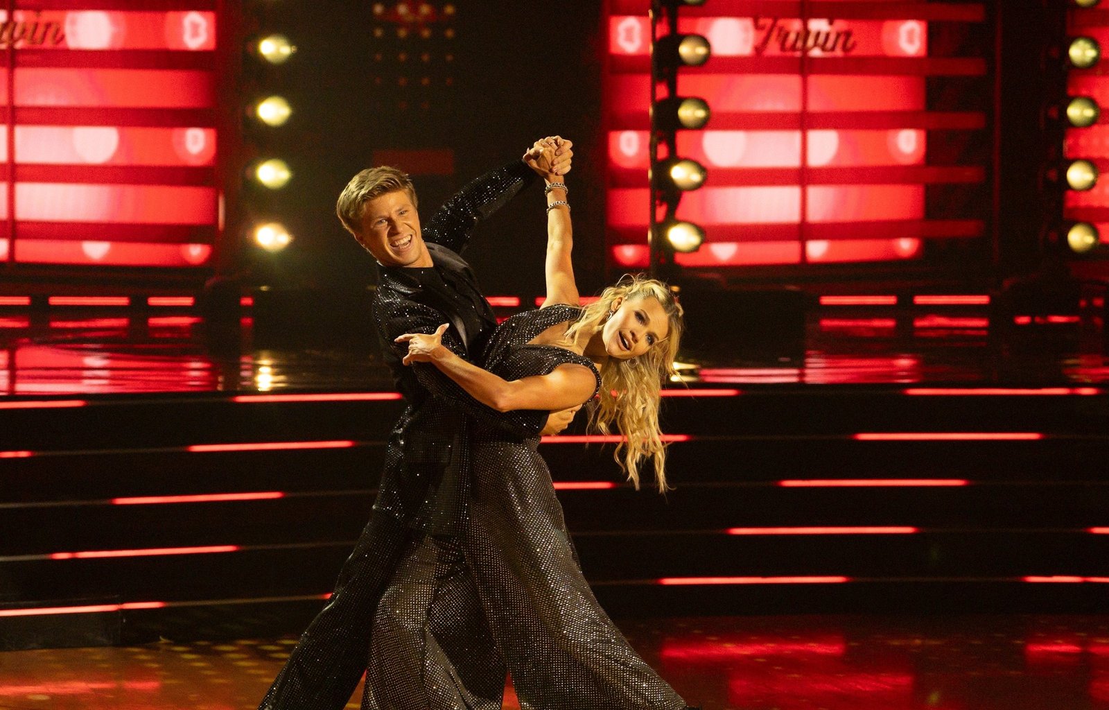 Robert Irwin and Witney Carson Capture “Dancing with the Stars” Season 34 Crown - Imagem do artigo original