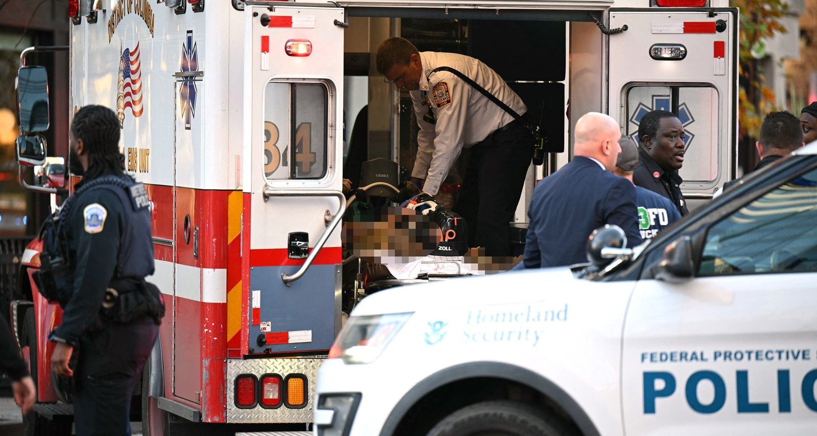 Two West Virginia National Guard Soldiers Critically Wounded in Downtown Washington Shooting - Imagem do artigo original