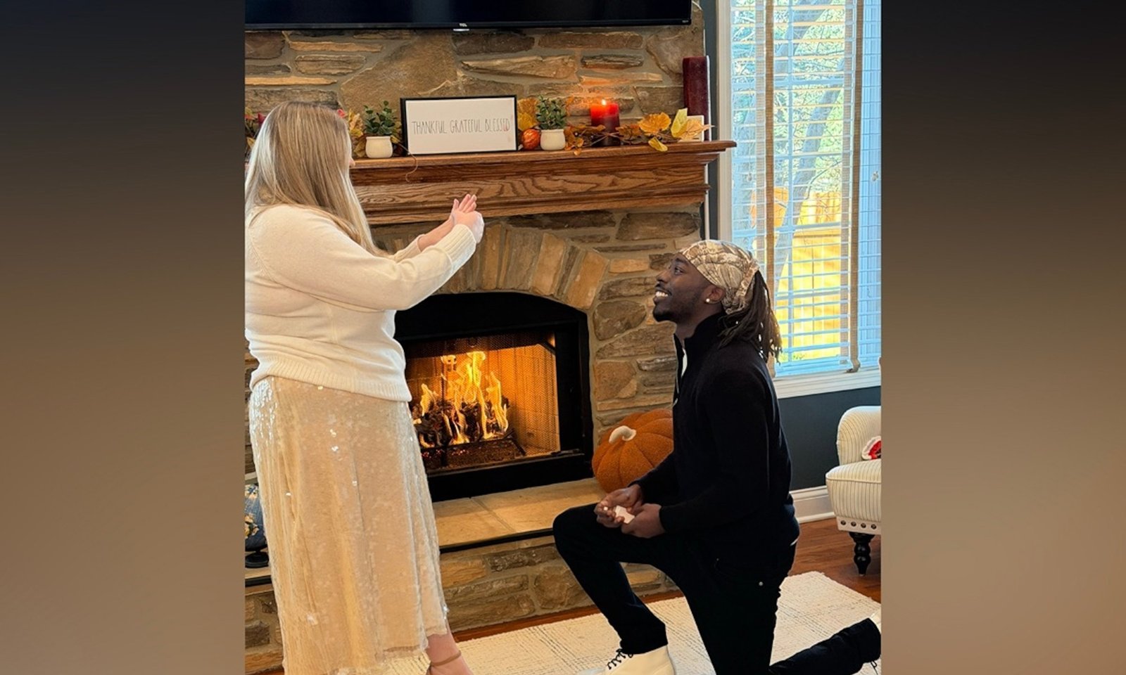 Illinois family hosts mail carrier for second Thanksgiving after roadside rescue and engagement surprise - Imagem do artigo original