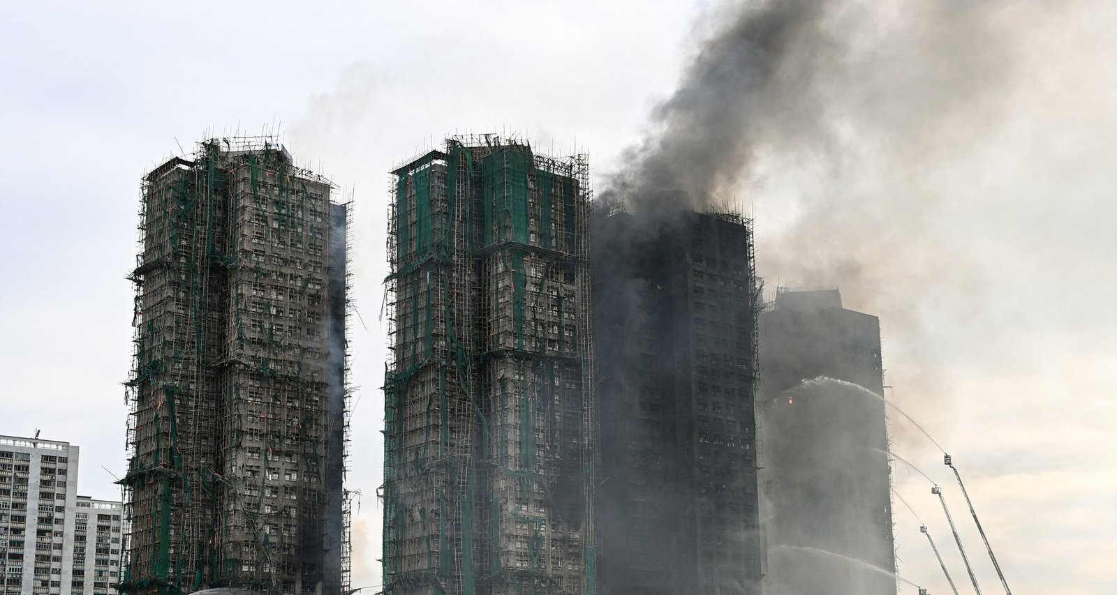Hong Kong High-Rise Blaze Claims 128 Lives as Search Continues - Imagem do artigo original