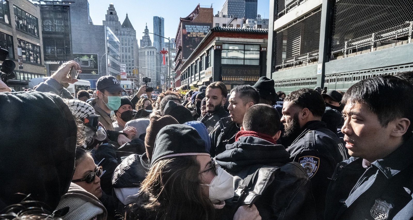 Protesters Taken Into Custody During Demonstration Over Suspected ICE Operations in Manhattan - Imagem do artigo original