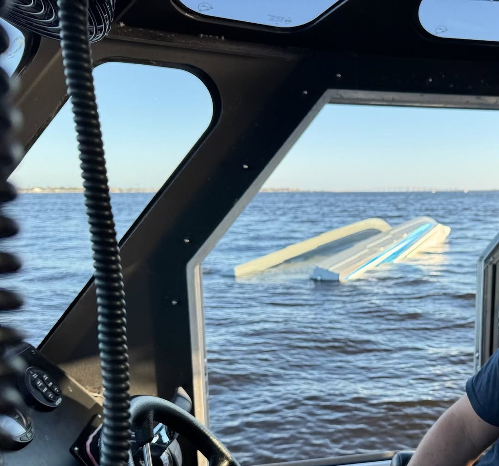 Three Dead, One Injured After Catamaran Capsizes on Florida’s Caloosahatchee River - Imagem do artigo original