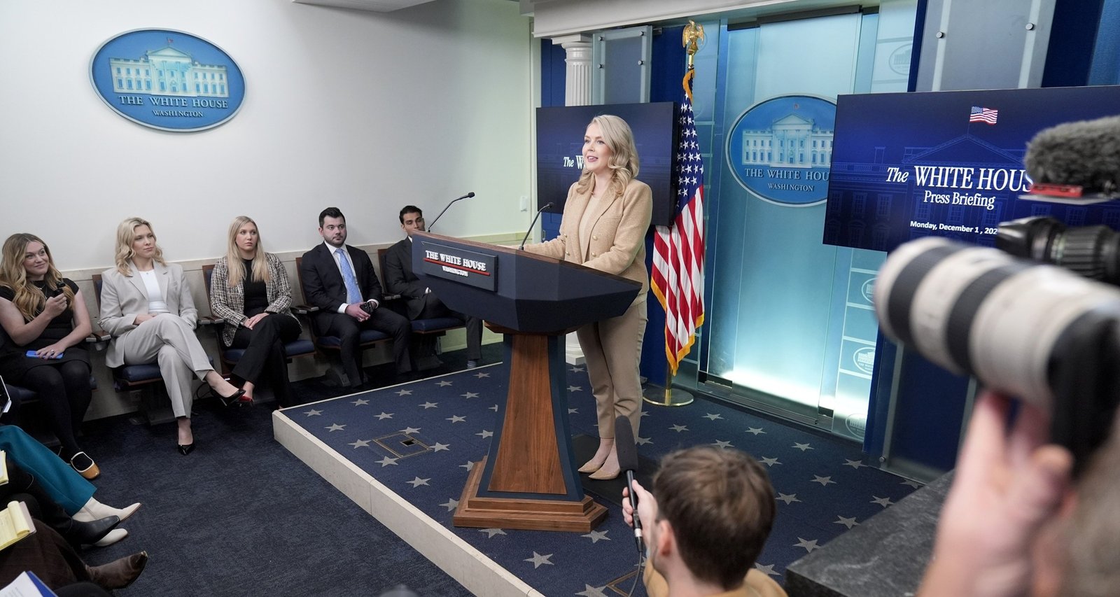 White House Attributes Second Caribbean Drug Boat Strike to Adm. Mitch Bradley - Imagem do artigo original