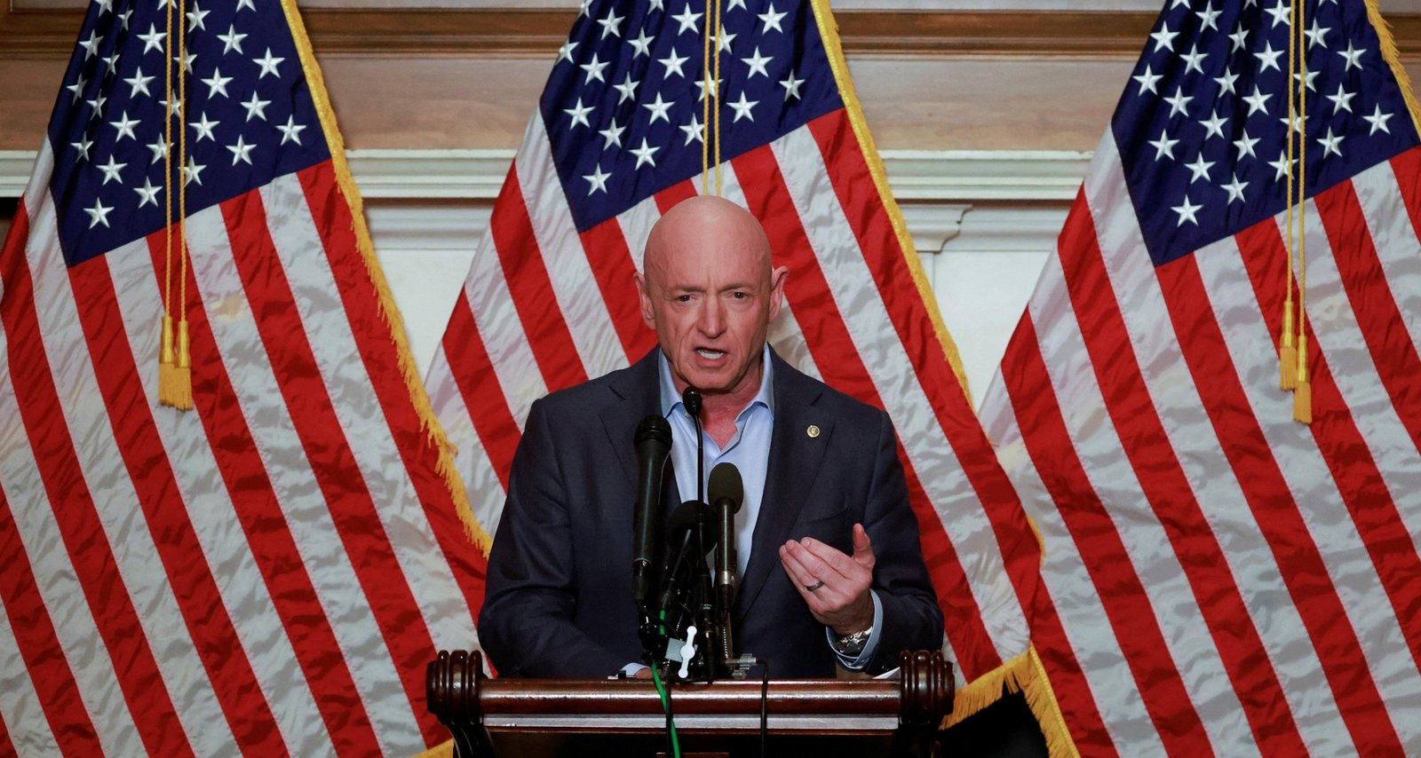 Senator Mark Kelly Urges Full Inquiry Into Caribbean Boat Strikes, Rejects Pressure From Trump Administration - Imagem do artigo original