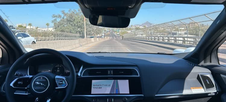 Waymo Reaches 450,000 Weekly Paid Robotaxi Trips, Widening Gap With Tesla - Imagem do artigo original