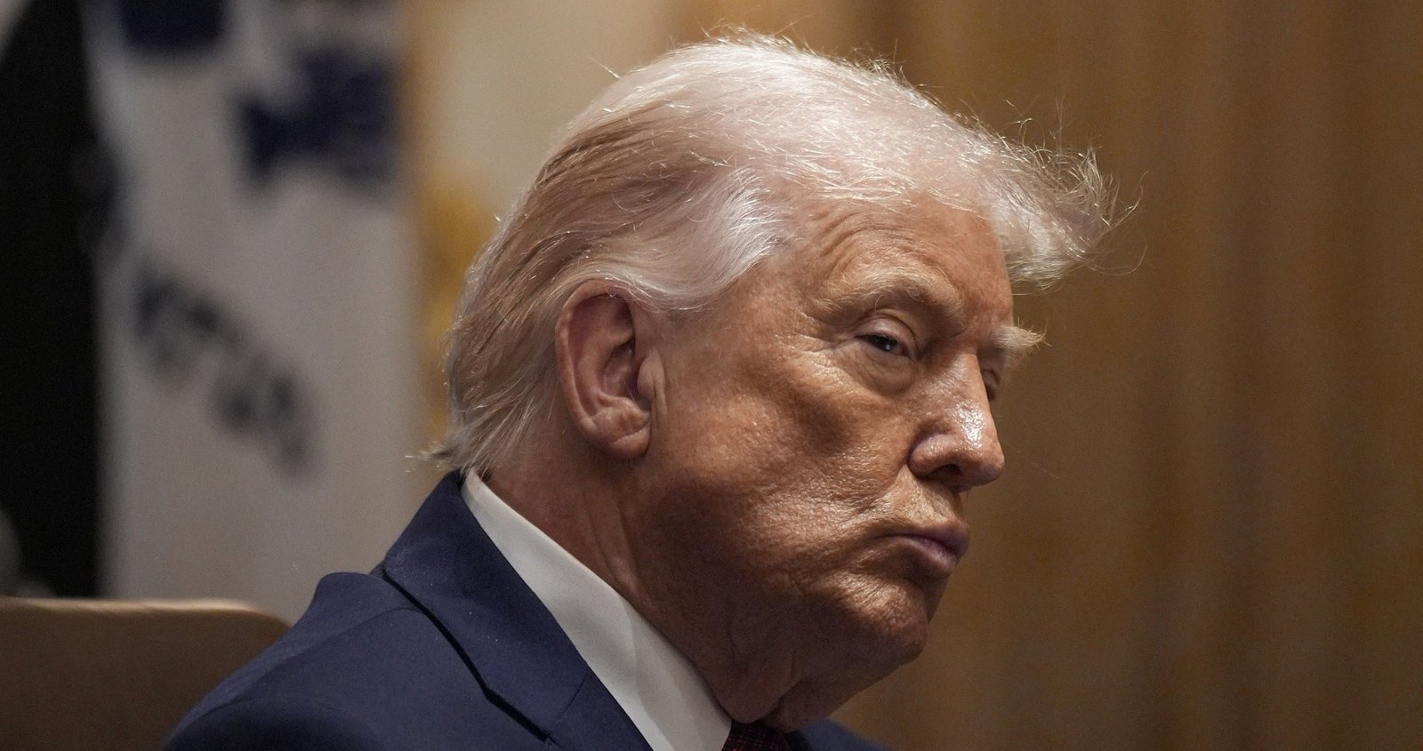 Trump Shifts Position on Boat Strike Footage, Leaves Decision to Defense Secretary - Imagem do artigo original