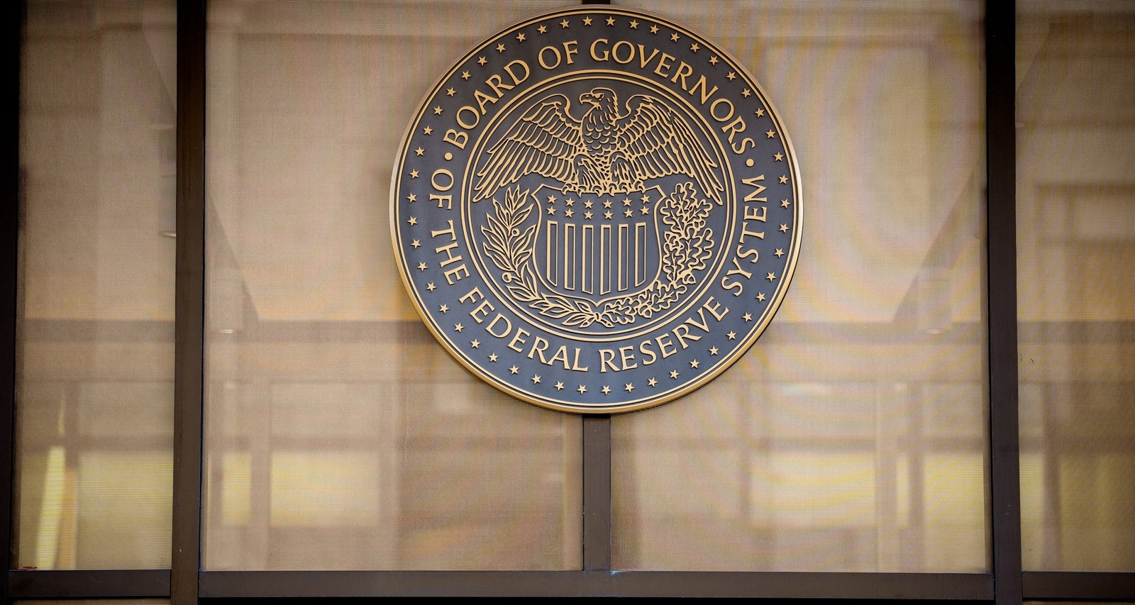 Federal Reserve Weighs Third Rate Cut of 2025 Amid Split Over Inflation and Jobs - Imagem do artigo original