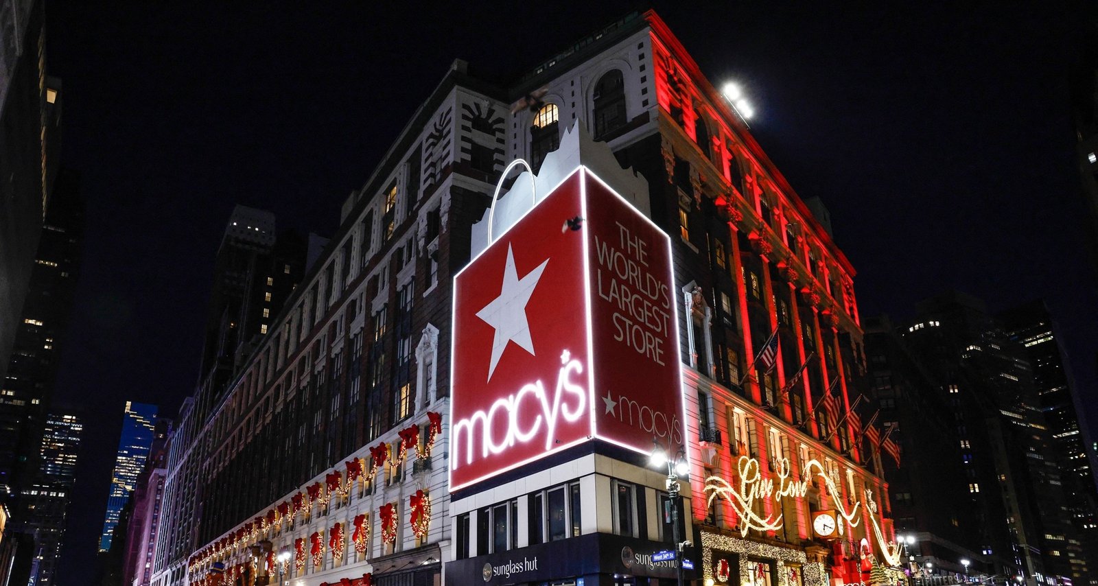 Tourist Stabbed While Changing Infant’s Diaper in Macy’s Restroom; Massachusetts Woman Held Without Bail - Imagem do artigo original