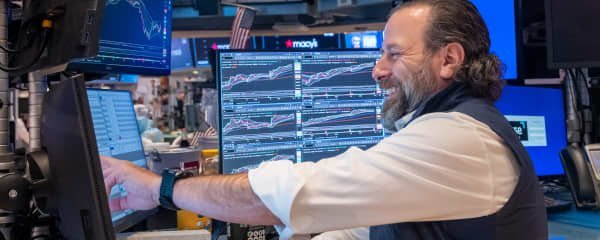 U.S. Stocks End Week Lower as Tech Sell-Off Offsets Fed-Driven Gains - Imagem do artigo original