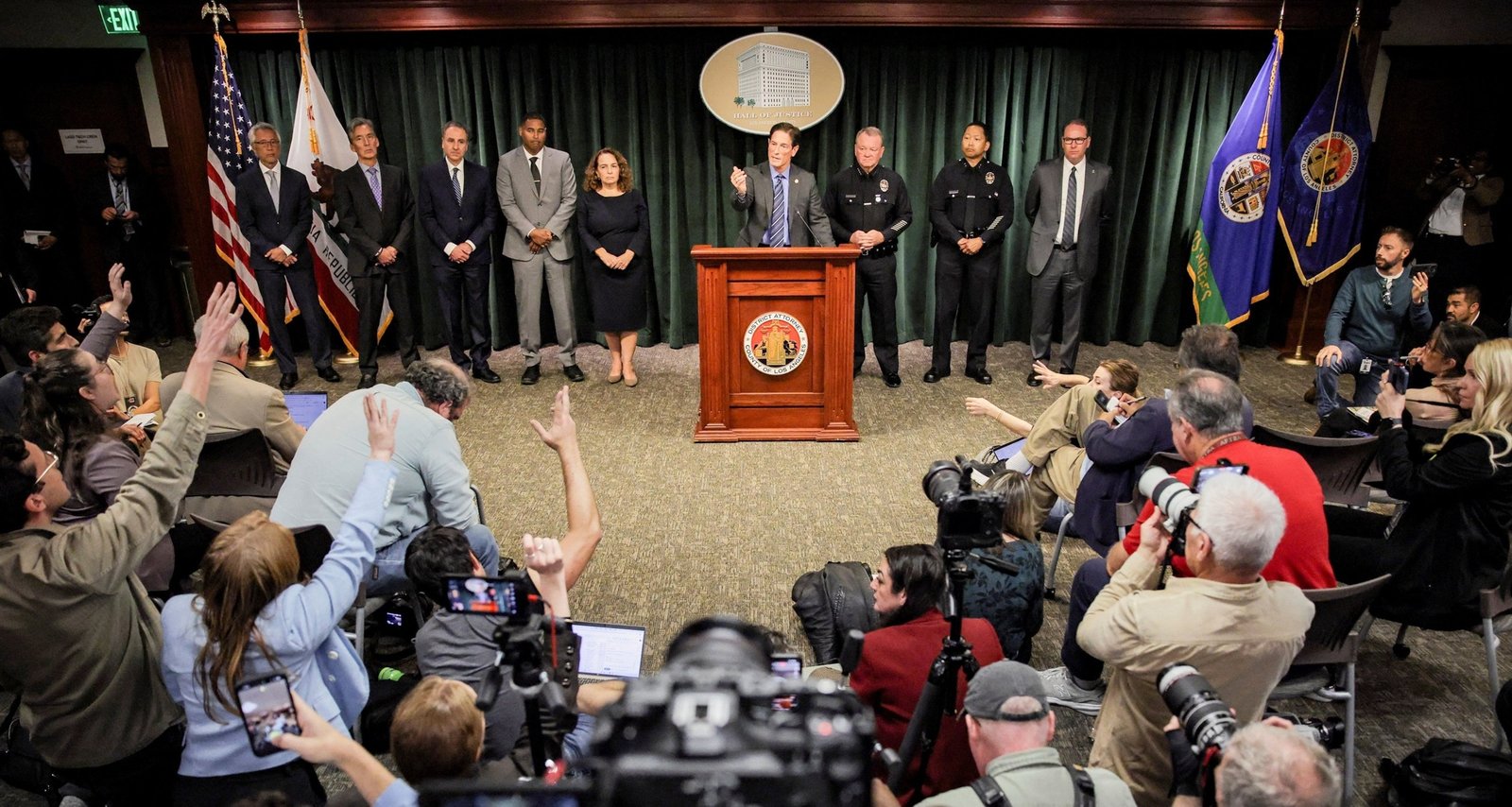 Video Footage Details Events Preceding Nick Reiner’s Arrest in Parents’ Fatal Stabbings - Imagem do artigo original