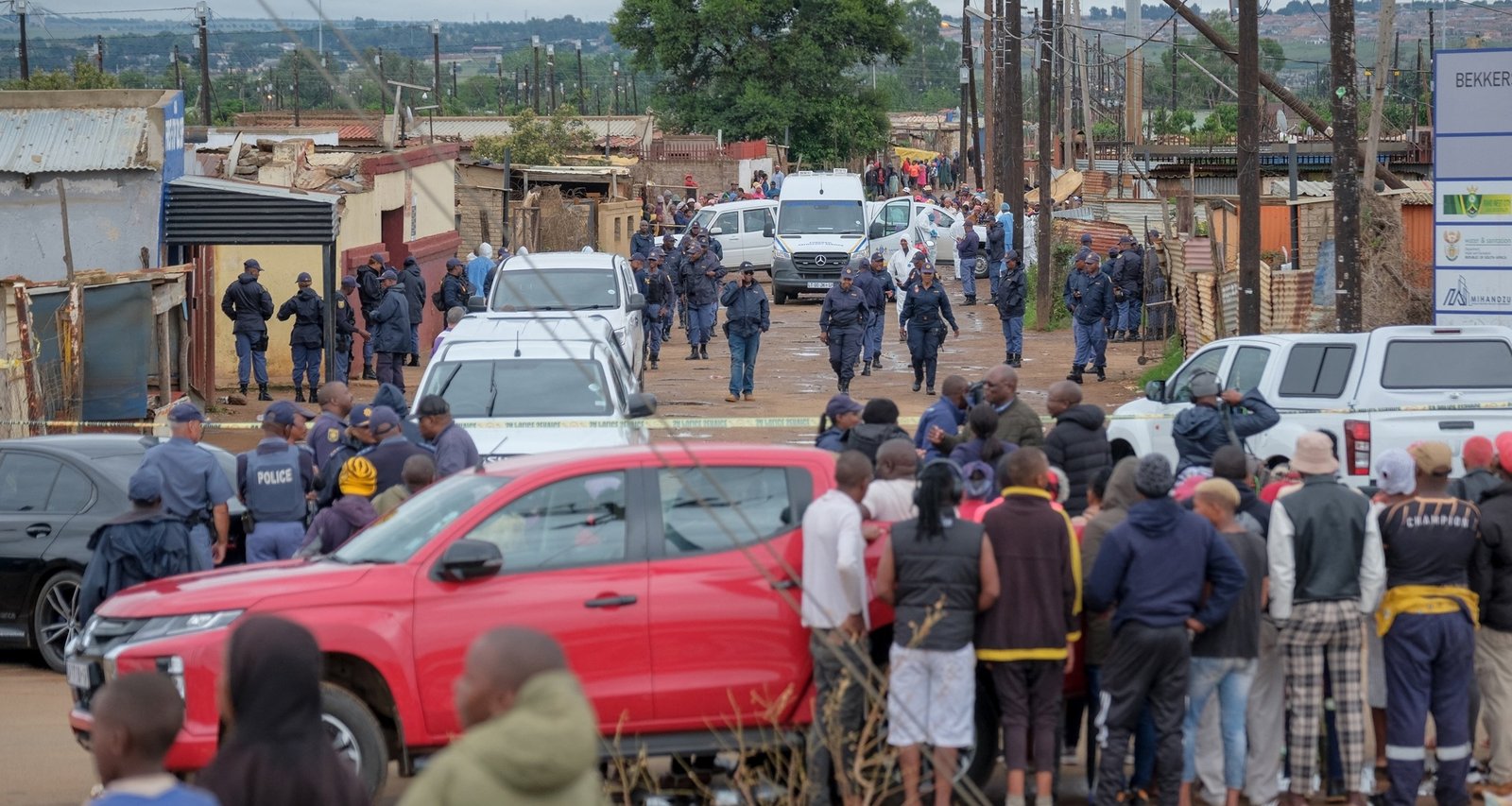 Police Hunt for Suspects After Nine Killed in South African Tavern Attack - Imagem do artigo original