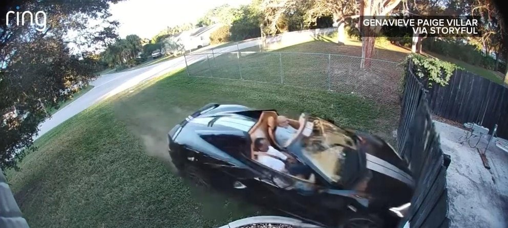 Corvette Careens Into Florida Backyard on Christmas Eve, Video Shows - Imagem do artigo original