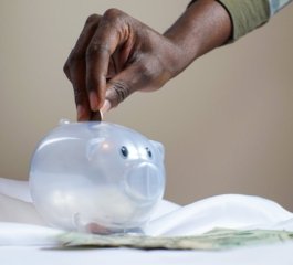 Greenland’s Prime Minister Refuses U.S. Tariff Pressure as Islanders Rally Against Possible American Acquisition