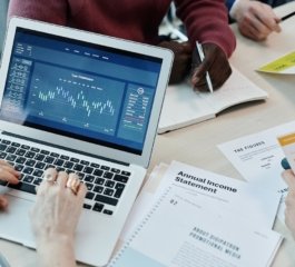 Gold and Silver Extend Losses as Dollar Strength, Fed Uncertainty Erode Record Highs