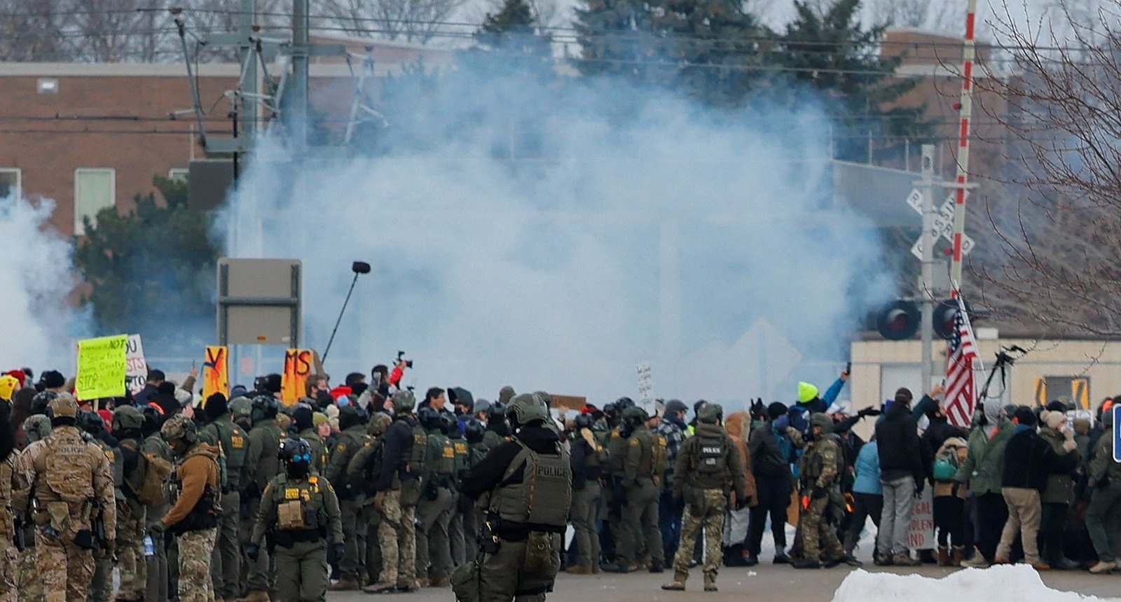 Minneapolis under tension after ICE officer fatally shoots woman during attempted arrest - Imagem do artigo original