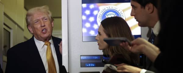 U.S. Stocks Edge Higher as Jobs Data, Corporate Moves and Policy Signals Shape Friday Outlook - Imagem do artigo original